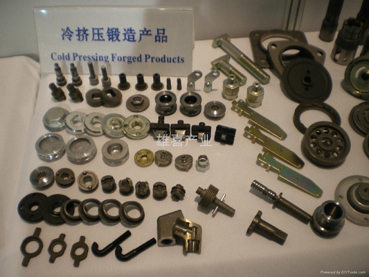 Machine de creusement froide de rivet d'industrie boulon-écrou faisant 4 stations