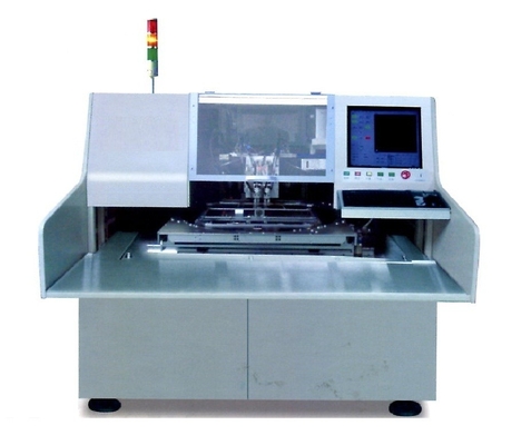 Machine d'insertion automatique de boîtier à double rangée de connexions par des machines d'insertion de trou